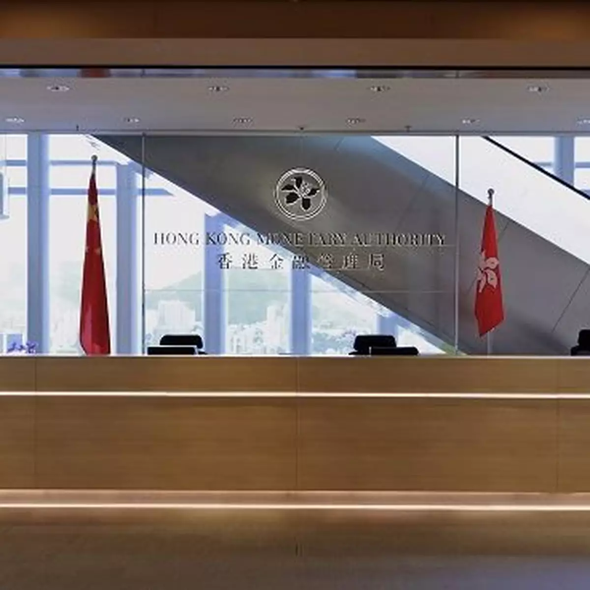 Hong Kong's Foreign Currency Reserves Decline to $408.7 Billion by April 2025