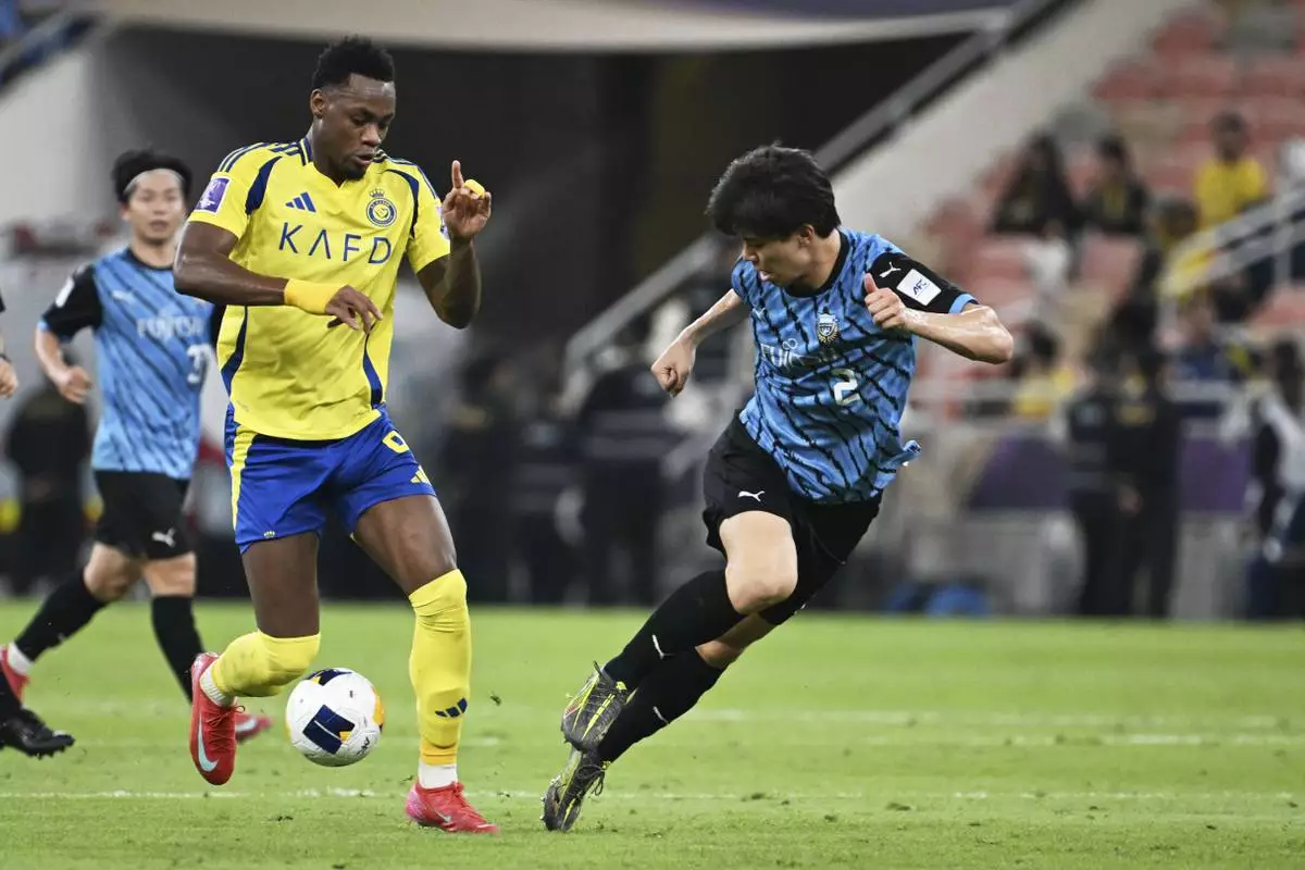 Al Nassr's Jhon Duran, left, looks to shoot against Kawasaki Frontale during a AFC Champions League Elite semifinal soccer match against Al Nassr at Alinma Stadium in Jeddah, Saudi Arabia, Wednesday, April 30, 2025. (AP Photo/Ali Issa)