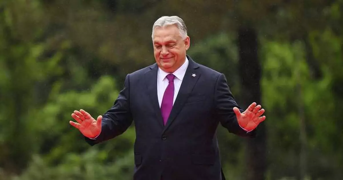 Hungarians rally in mass protest against bill allowing blacklisting of Orbán critics