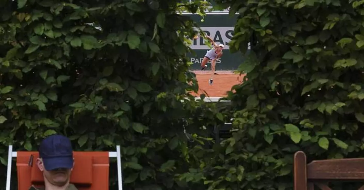 AP PHOTOS: Highlights from the second round of the French Open tennis tournament
