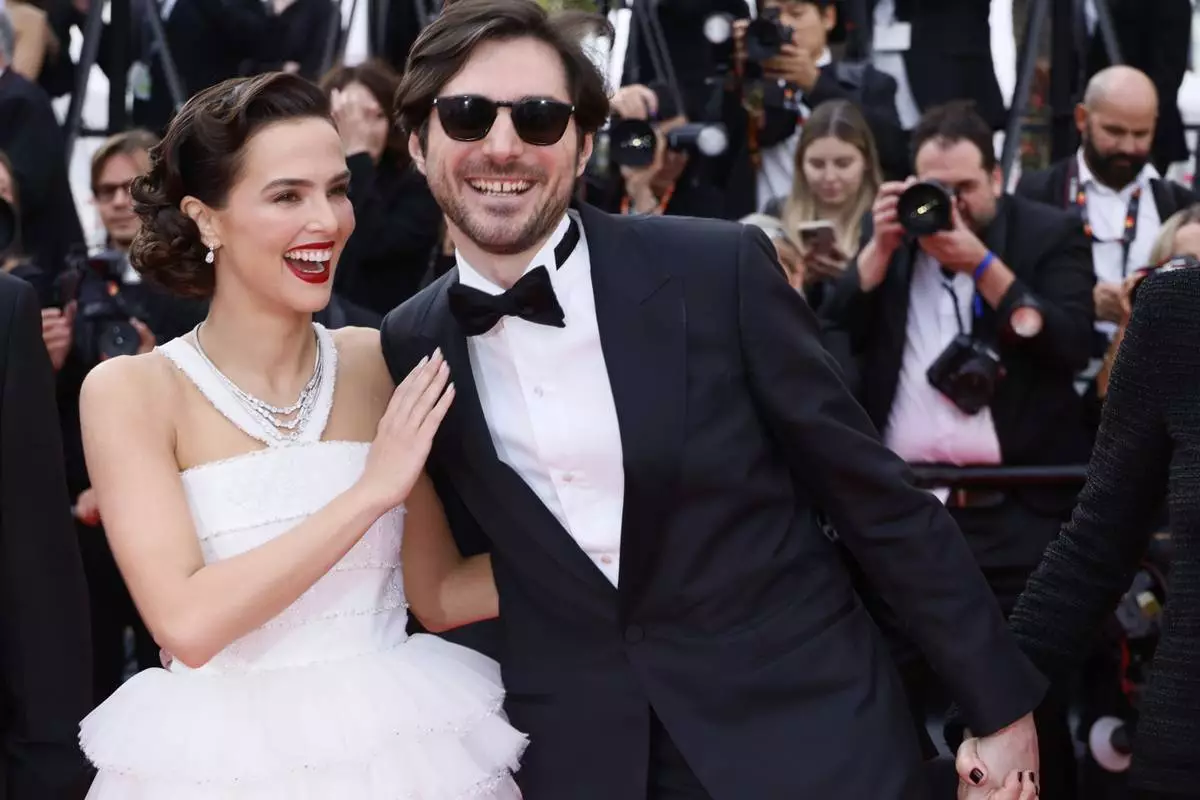 Zoey Deutch, left, and Guillaume Marbeck pose for photographers upon arrival at the premiere of the film 'Nouvelle Vague' at the 78th international film festival, Cannes, southern France, Saturday, May 17, 2025. (Photo by Joel C Ryan/Invision/AP)
