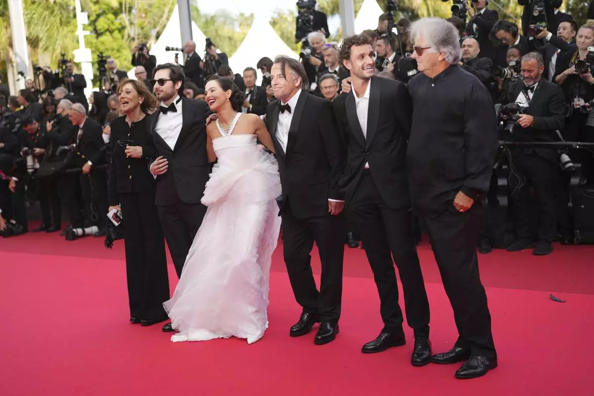 Michele Halberstadt, from left, Guillaume Marbeck, Zoey Deutch, director Richard Linklater, Aubry Dullin and producer Laurent Petin pose for photographers upon arrival at the premiere of the film 'Nouvelle Vague' at the 78th international film festival, Cannes, southern France, Saturday, May 17, 2025. (Photo by Lewis Joly/Invision/AP)