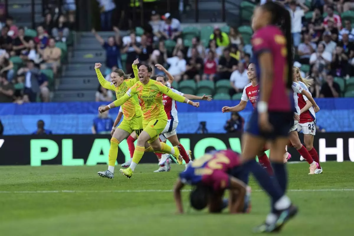 Arsenal players celebrate at the end of the women's Champions League final soccer match between Arsenal and FC Barcelona at the Jose Alvalade stadium in Lisbon, Saturday, May 24, 2025. (AP Photo/Armando Franca)