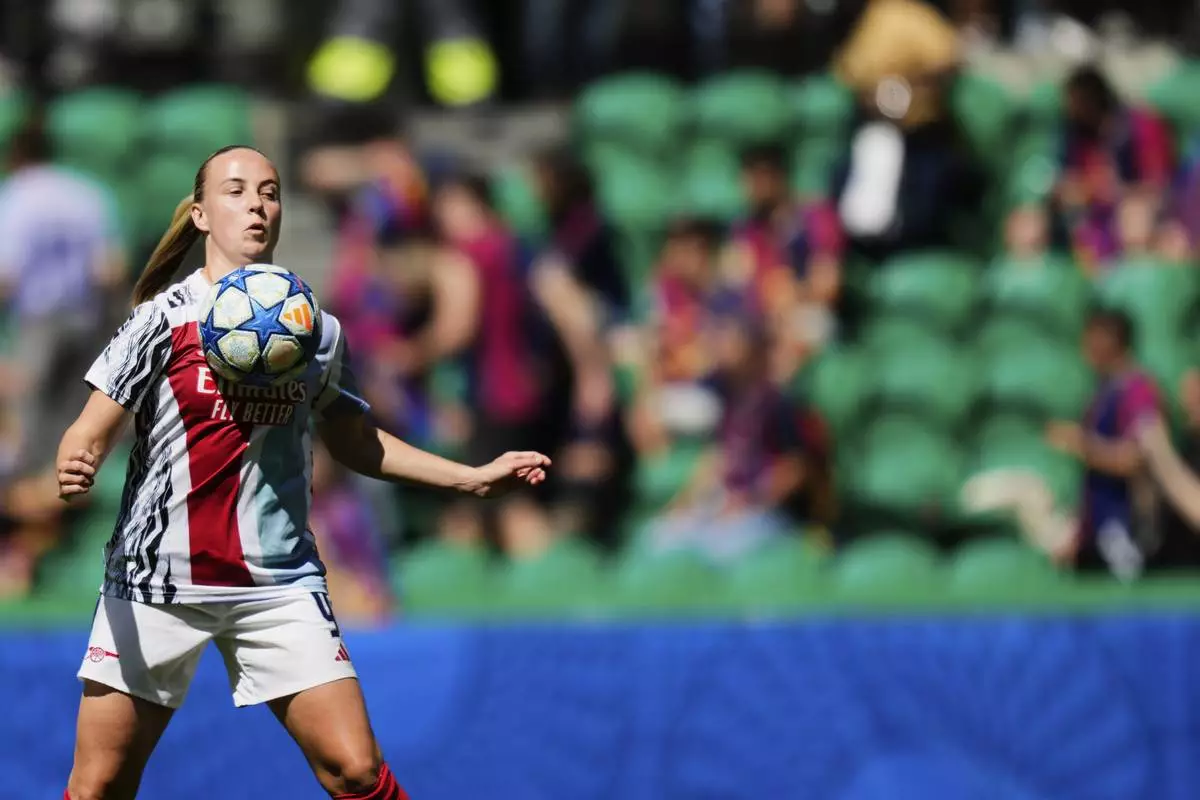 Arsenal's Beth Mead controls the ball during warm up before the women's Champions League final soccer match between Arsenal and FC Barcelona at the Jose Alvalade Stadium in Lisbon, Saturday, May 24, 2025. (AP Photo/Jose Breton)