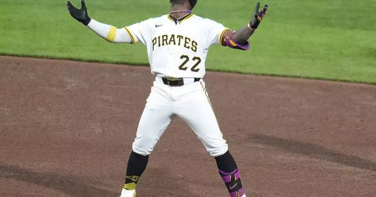 McCutchen's two-run double lifts Pirates over Cubs 4-3 as fan falls from 21-foot Clemente Wall
