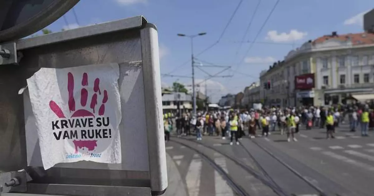Anti-corruption protesters clash with Serbian riot police