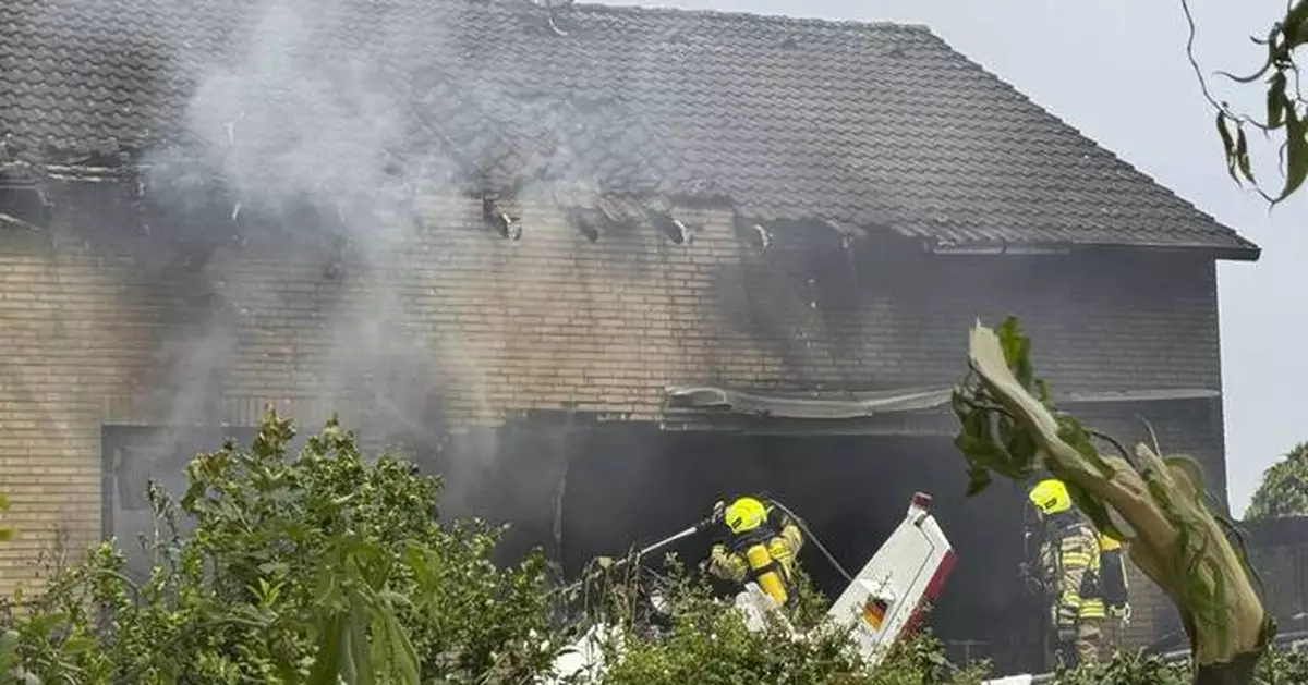 A small plane crashes into the terrace of a house in Germany. 2 people are dead