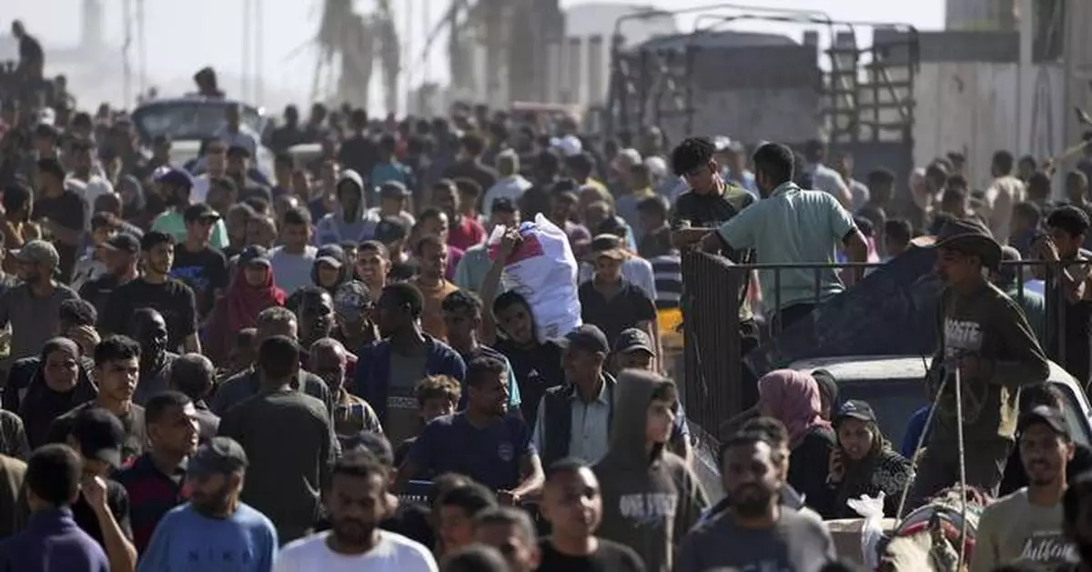 Israeli troops fire warning shots as Palestinians overwhelm new Gaza food center