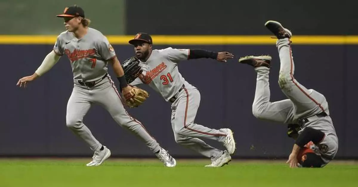 Orioles outfielder Ramón Laureano leaves game after hurting his ankle while chasing a fly ball