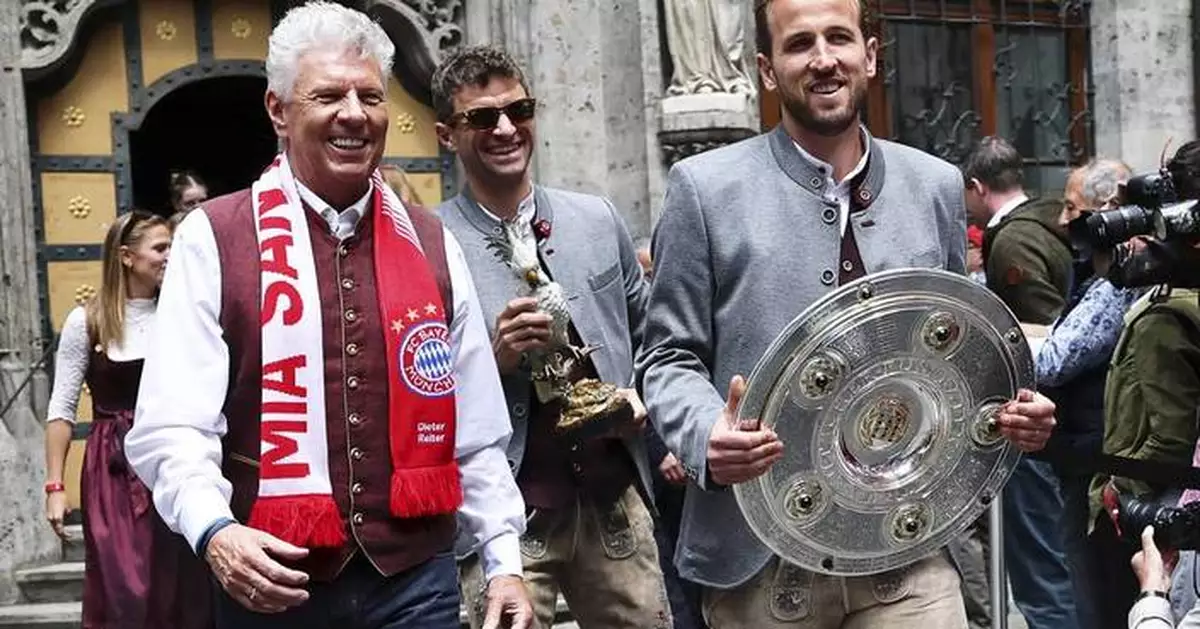 In leather and dirndls, Bayern Munich toasts its men's and women's teams for Bundesliga double