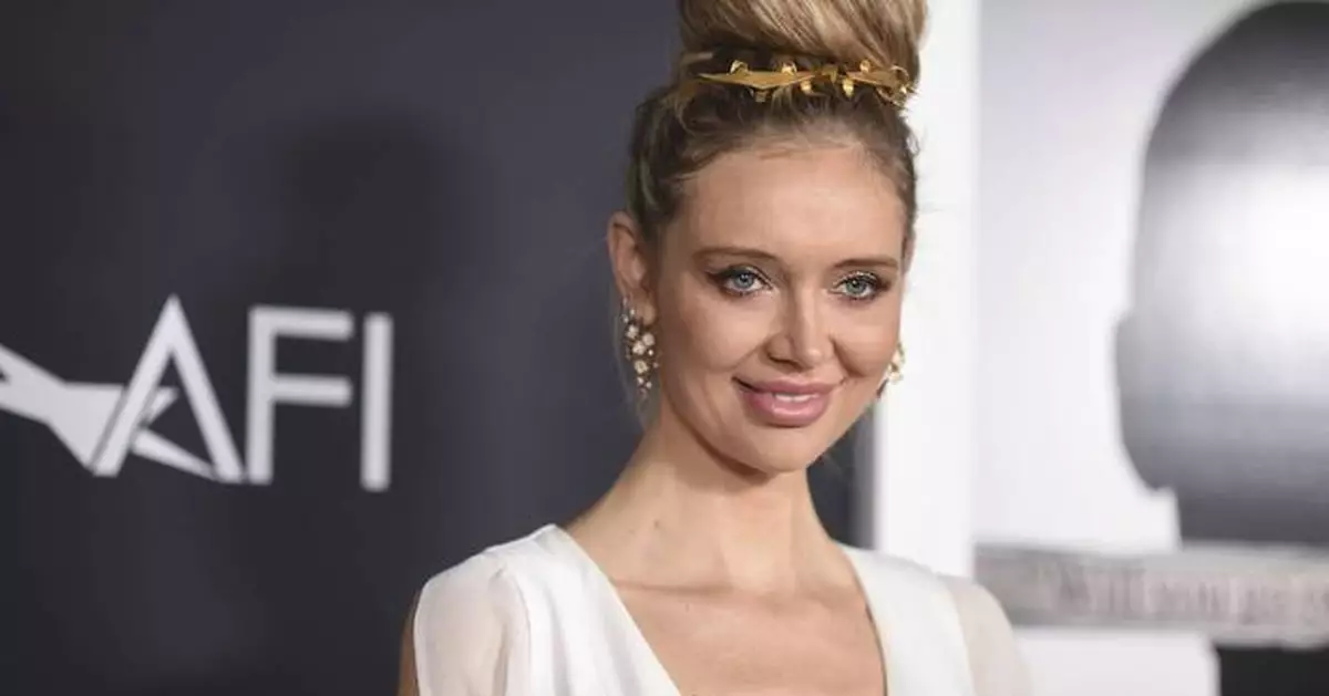 Ex-model takes the stand in Harvey Weinstein's retrial. The prior jury never heard about her