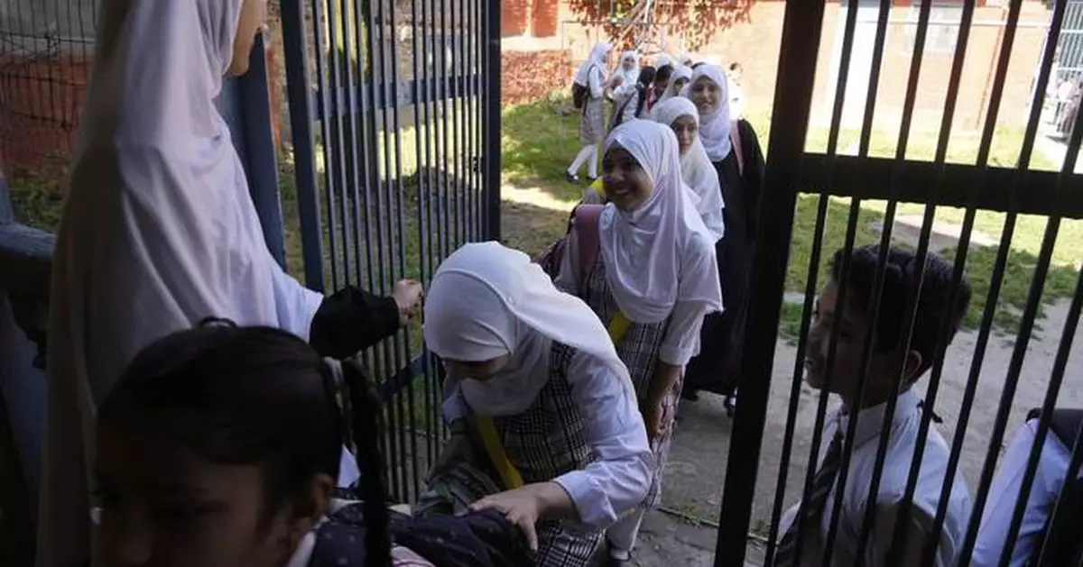 PHOTO COLLECTION: India Pakistan School Reopening