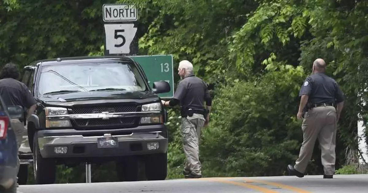 Bloodhounds hunting 'Devil in the Ozarks' fugitive are seen as key part of manhunt