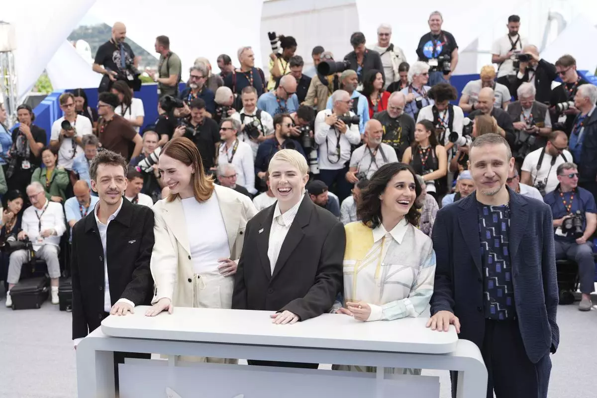 Jury president Molly Manning Walker, centre, and jury members Nahuel Perez Biscayart, from left, Vanja Kaludjercic, Louise Courvoisier, and Roberto Minervini pose for photographers at the photo call for the Un Certain Regard jury at the 78th international film festival, Cannes, southern France, Wednesday, May 14, 2025. (Photo by Scott A Garfitt/Invision/AP)