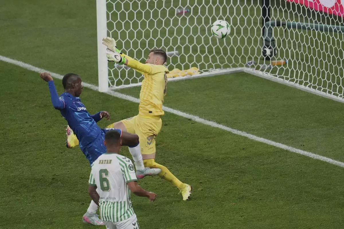 Chelsea's Nicolas Jackson, left, scores his side's second goal during the Europa Conference League final soccer match between Real Betis and Chelsea in Wroclaw, Poland, Wednesday, May 28, 2025. (AP Photo/Darko Vojinovic)