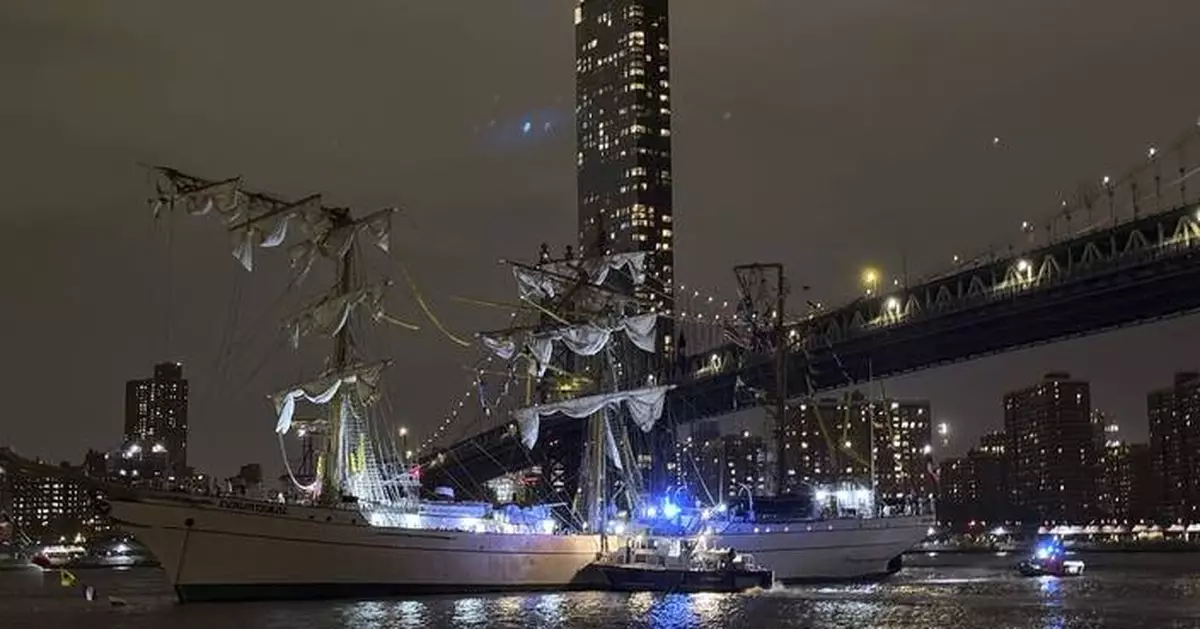 Mexican tall ship strikes Brooklyn Bridge, snapping masts and killing 2 crew members