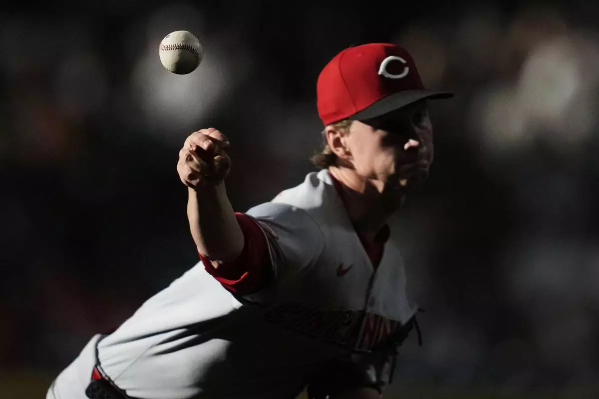 Cincinnati Reds Startkrug Brady Singer throws during the first inning of a baseball game against the Houston Astros in Houston on Saturday, May 10, 2025 (AP Photo/Ashley Landis)