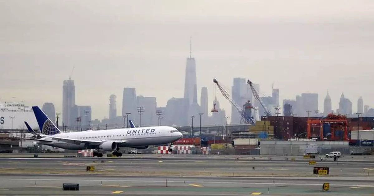 United Airlines cuts 35 daily flights at Newark airport, citing shortage of air traffic controllers