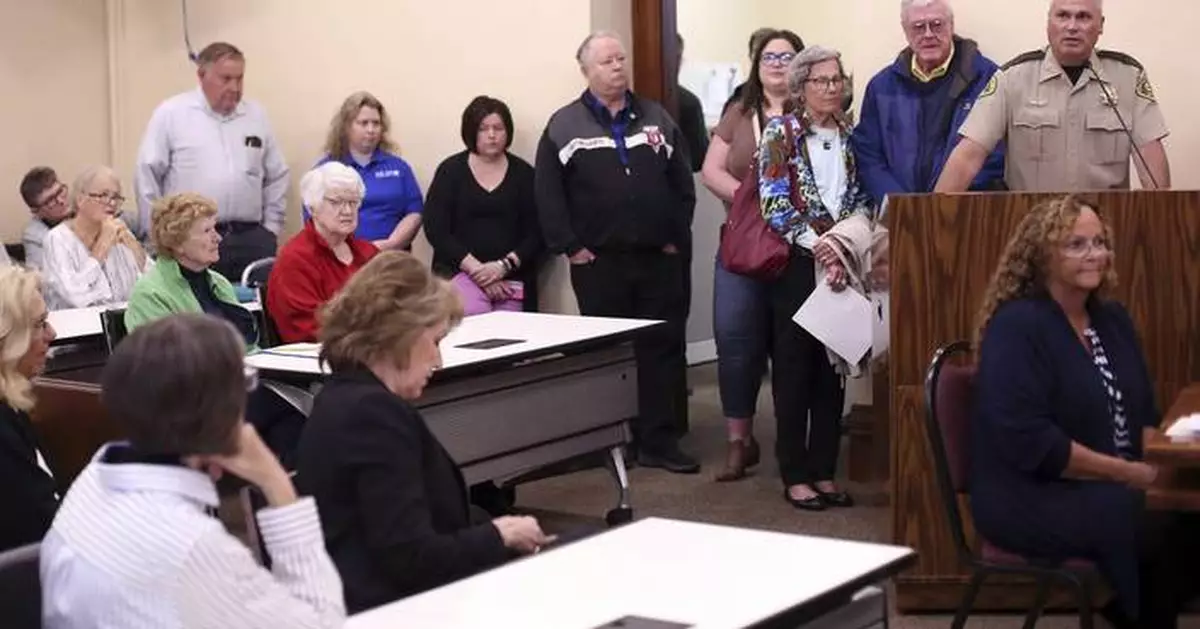 Awaiting Trump’s ‘sanctuary’ list, a sheriff who rejected pact with ICE warns of possible shaming