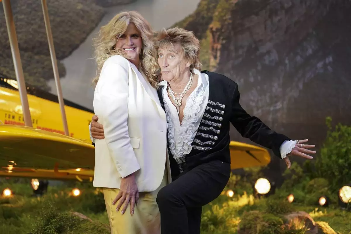 Penny Lancaster, left, and Rod Stewart pose for photographers upon arrival at the premiere of the film 'Mission: Impossible - The Final Reckoning' on Thursday, May 15, 2025, in London. (Photo by Alberto Pezzali/Invision/AP)