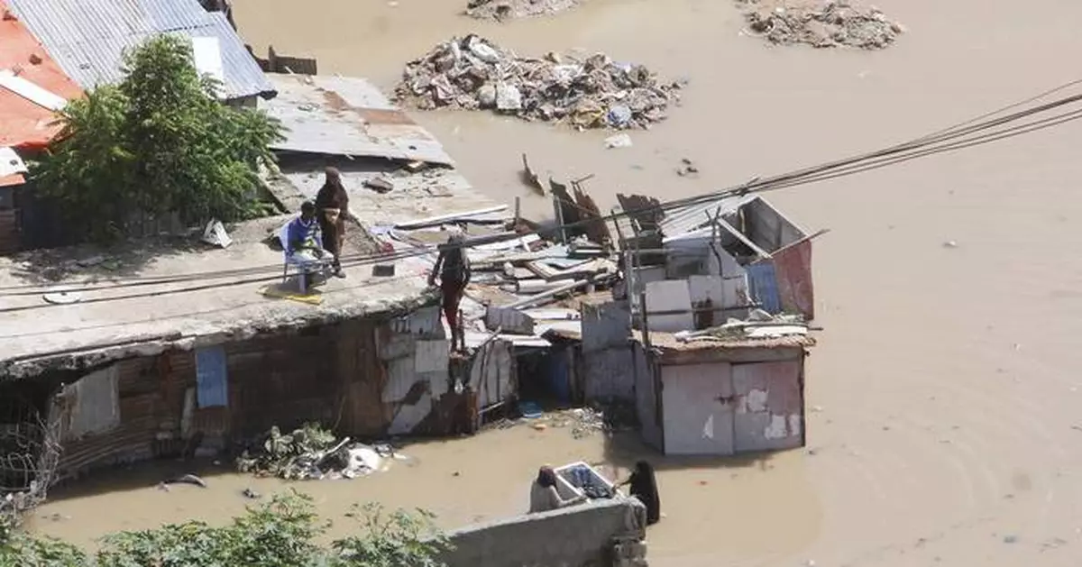 At least seven people die as heavy rains leave waist-high floodwaters in Somalia's capital