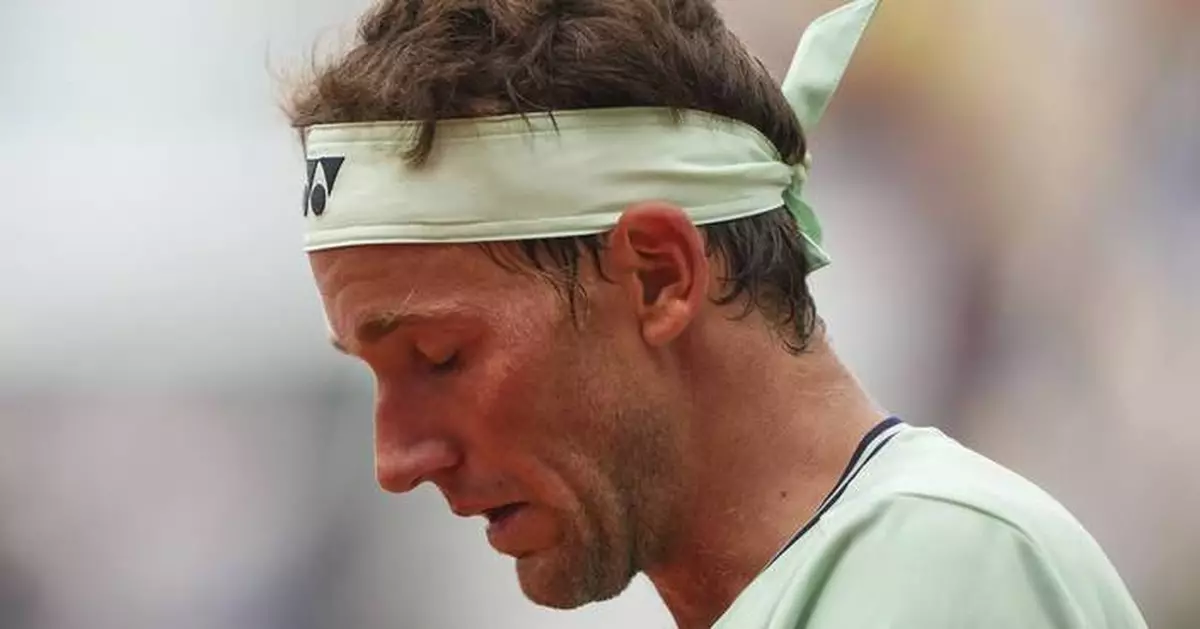 French Open 2025: Casper Ruud is bothered by a painful knee and loses to Nuno Borges
