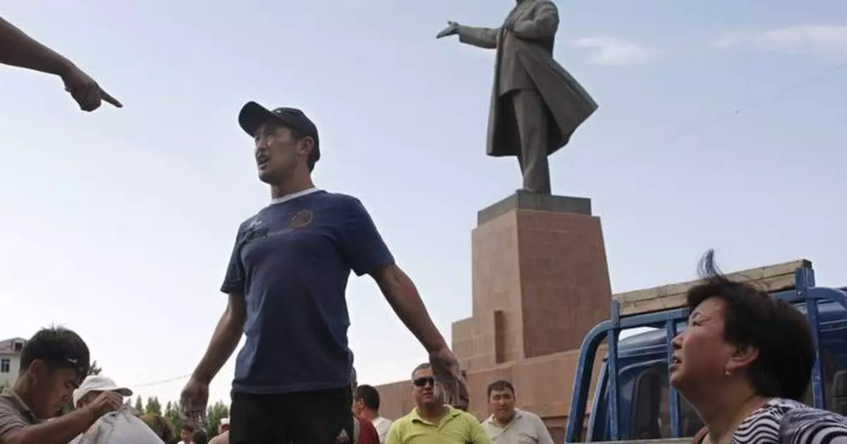 Kyrgyzstan removes towering Lenin statue from second city