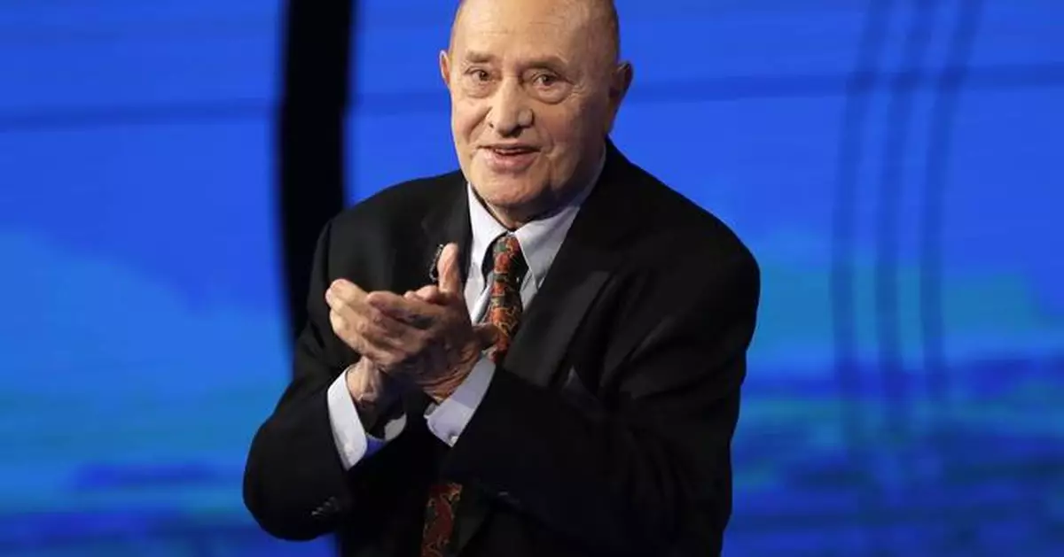 Arnaldo Pomodoro, whose bronze spheres decorate prominent public spaces around the world, dies at 98