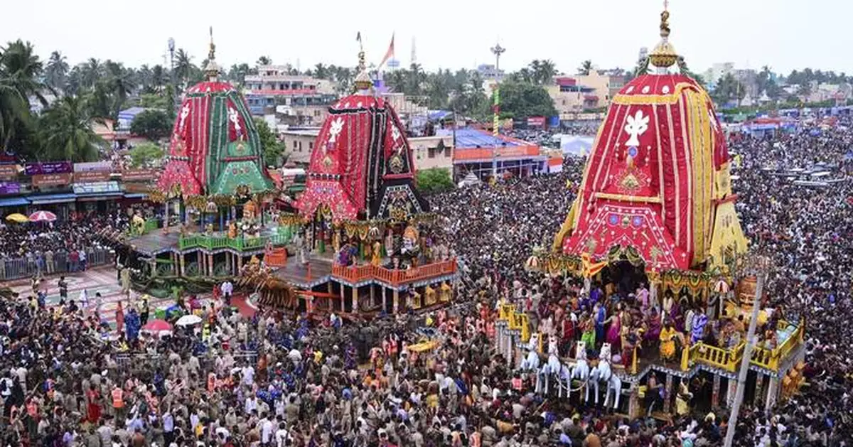 3 killed and a dozen others hospitalized after crowd surge at eastern India Hindu festival