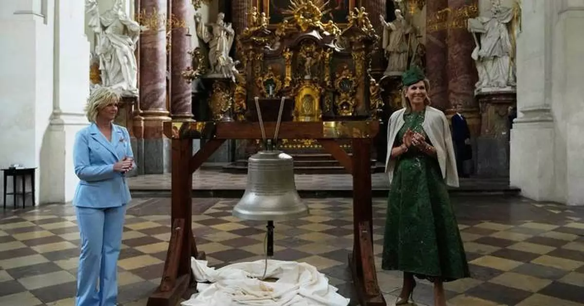 The Dutch queen unveils a bell made from Russian weapons to show solidarity with Ukraine