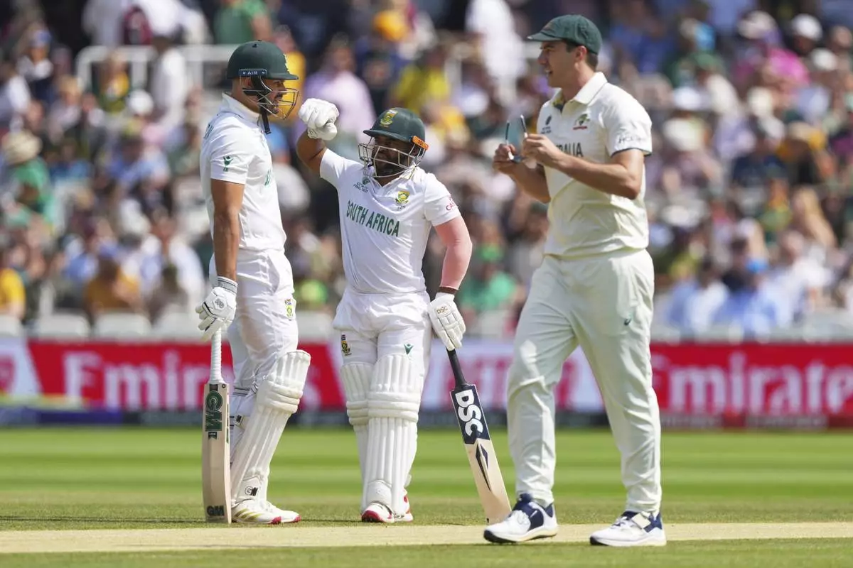 South Africa's captain Temba Bavuma, center, chats with batting partner Aiden Markram between overs on day four of the World Test Championship final between South Africa and Australia at Lord's cricket ground in London, Saturday, June 14, 2025. (AP Photo/Kirsty Wigglesworth)