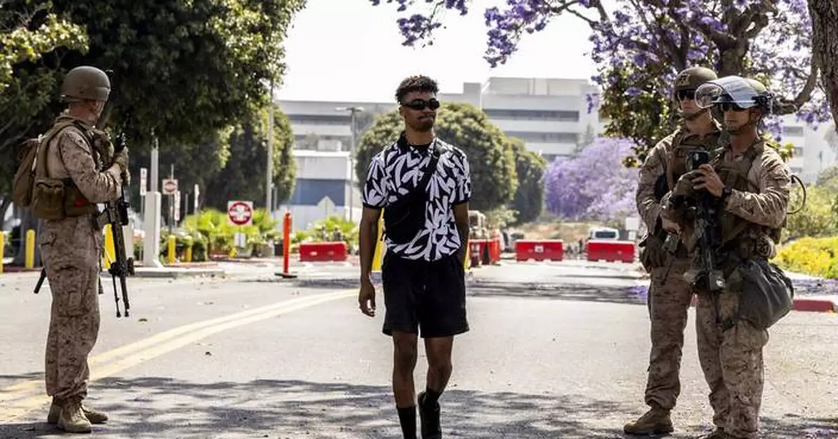 Marines temporarily detain man while guarding LA federal building