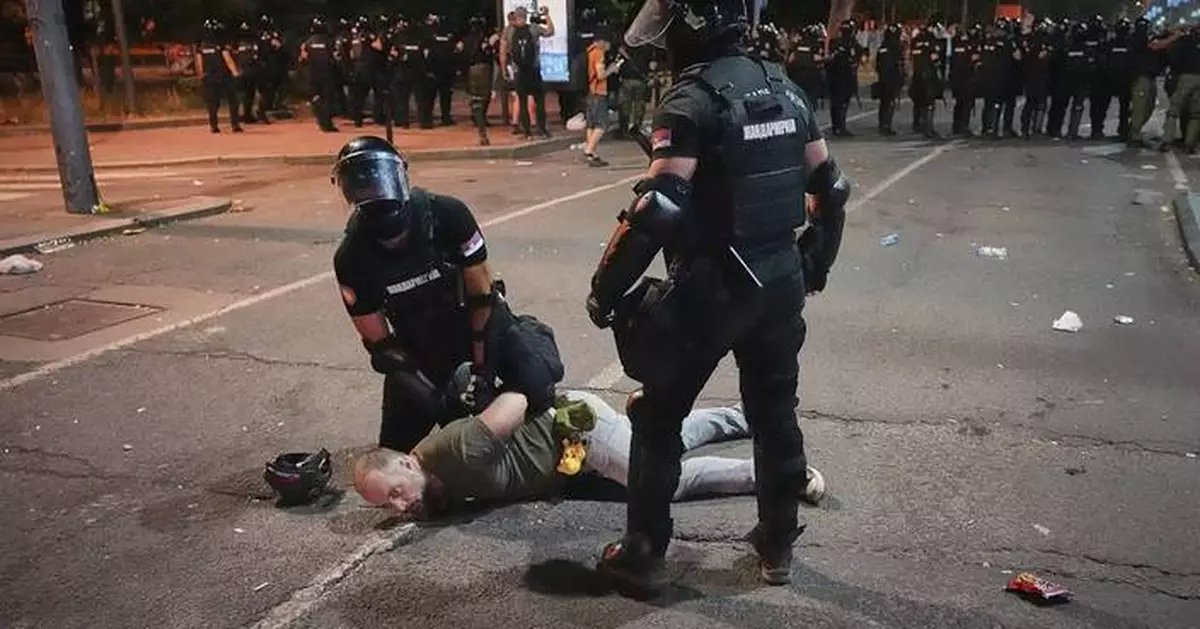 Thousands set up street blockades in Serbia after arrests of anti-government protesters