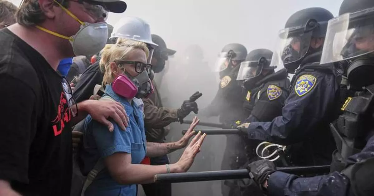 An AP photographer captures a powerful moment in the chaos of the Los Angeles protests