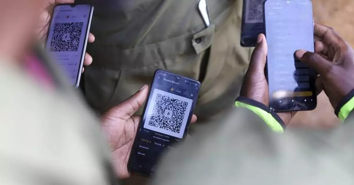 Bitcoin is introduced into Africa's largest slum, with risks and rewards