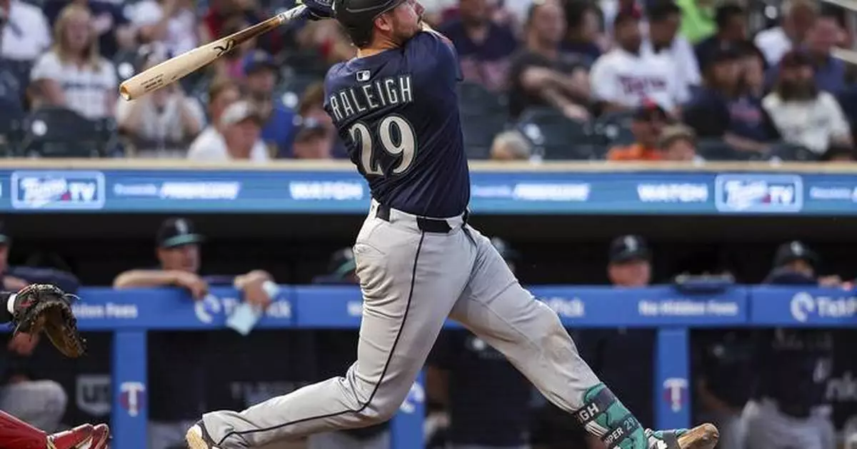 Cal Raleigh continues hot streak, hits 32nd homer of the season
