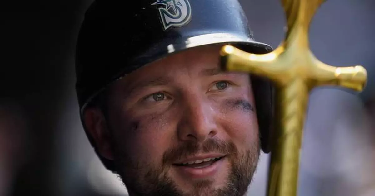 Cal Raleigh breaks Johnny Bench's record for homers by a catcher before All-Star break