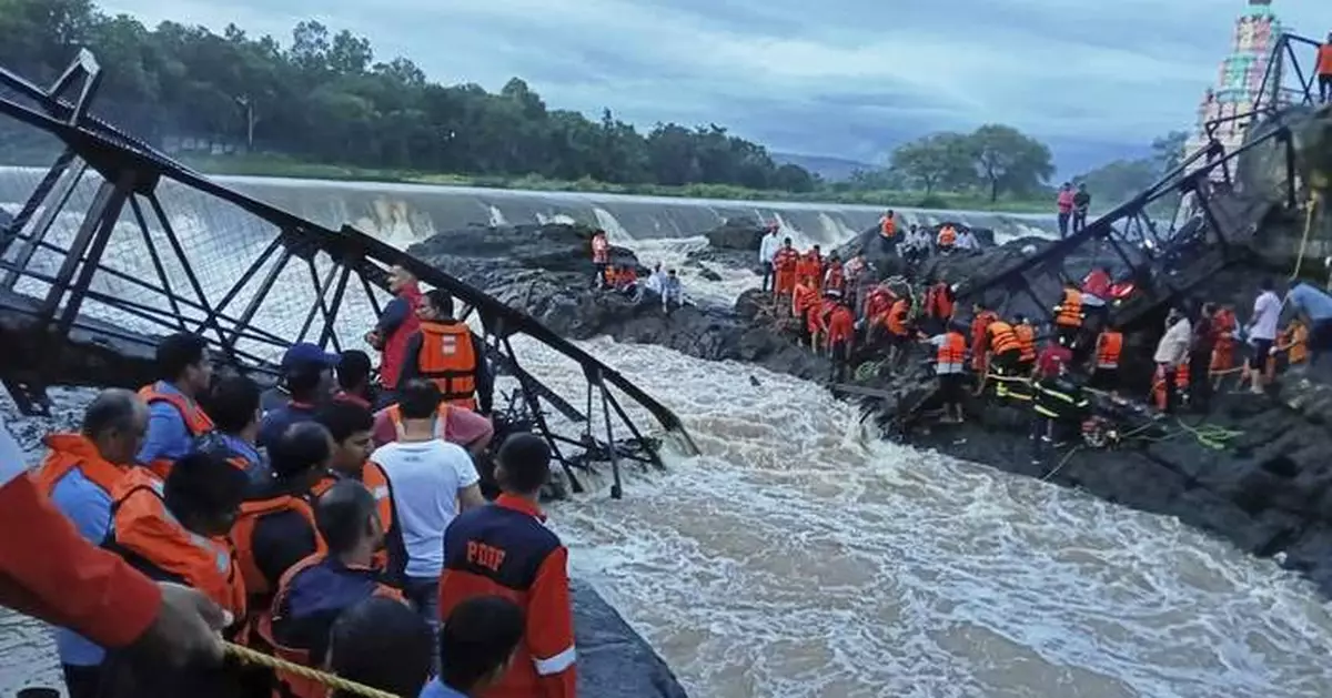 A bridge collapse at an Indian tourist site kills 2 and injures 32
