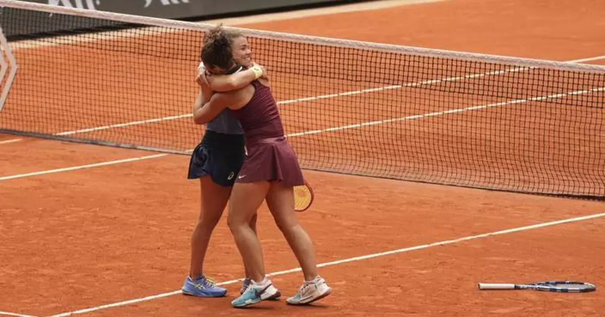 Italian duo Errani and Paolini win French Open women's doubles final