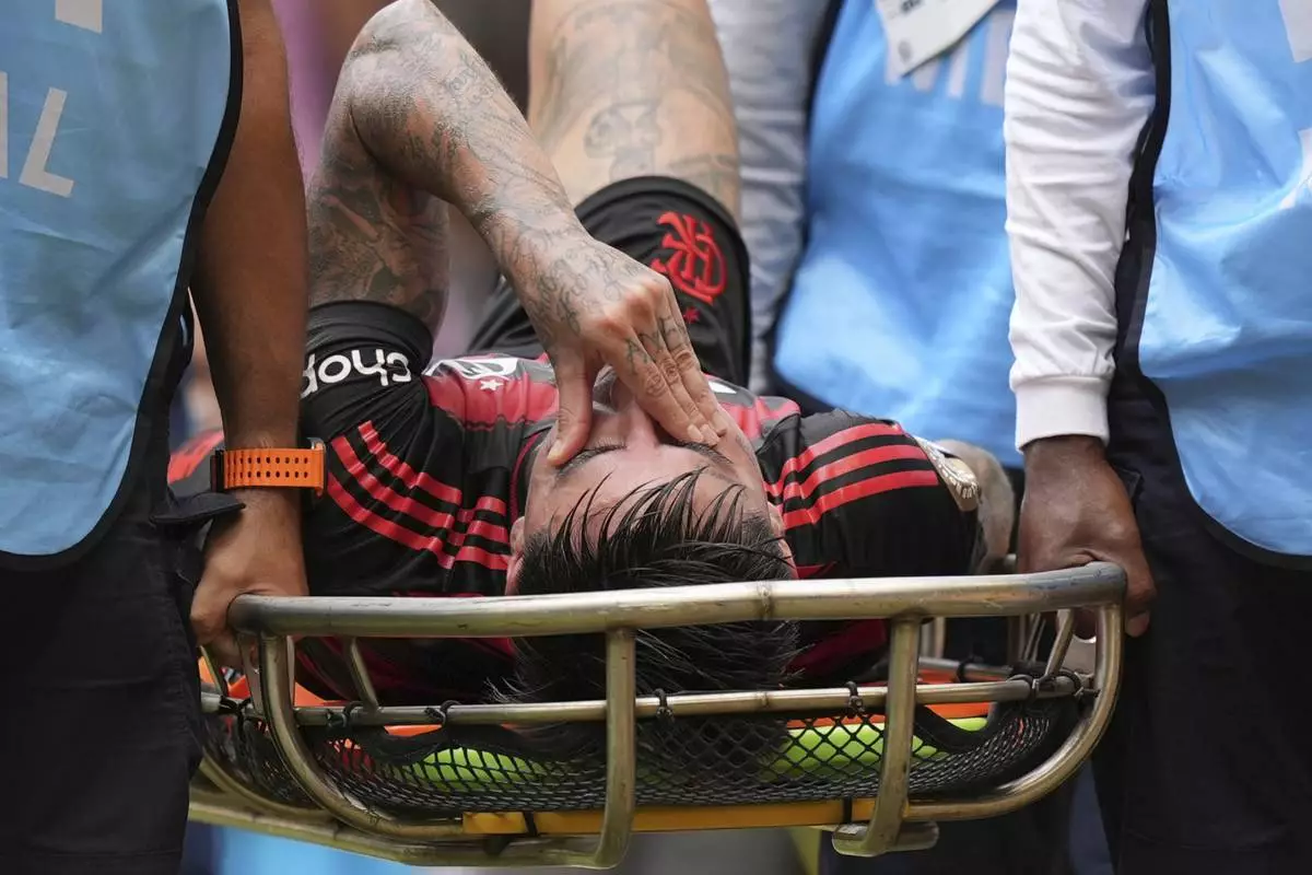 Flamengo's Erick Pulgar gestures during the Club World Cup round of 16 soccer match between CR Flamengo and Bayern Munich in Miami Gardens, Fla., Sunday, June 29, 2025. (AP Photo/Rebecca Blackwell)