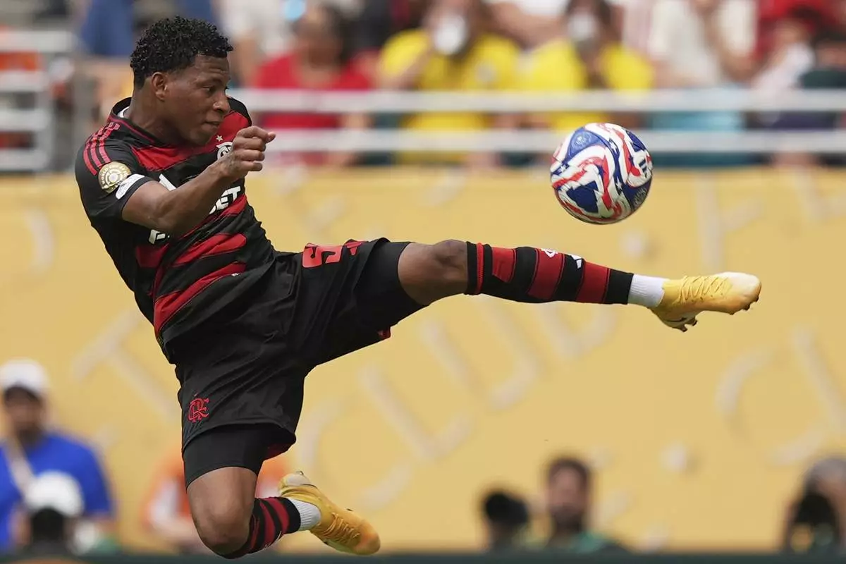 Flamengo's Gonzalo Plata controls a ball during the Club World Cup round of 16 soccer match between CR Flamengo and Bayern Munich in Miami Gardens, Fla., Sunday, June 29, 2025. (AP Photo/Rebecca Blackwell)
