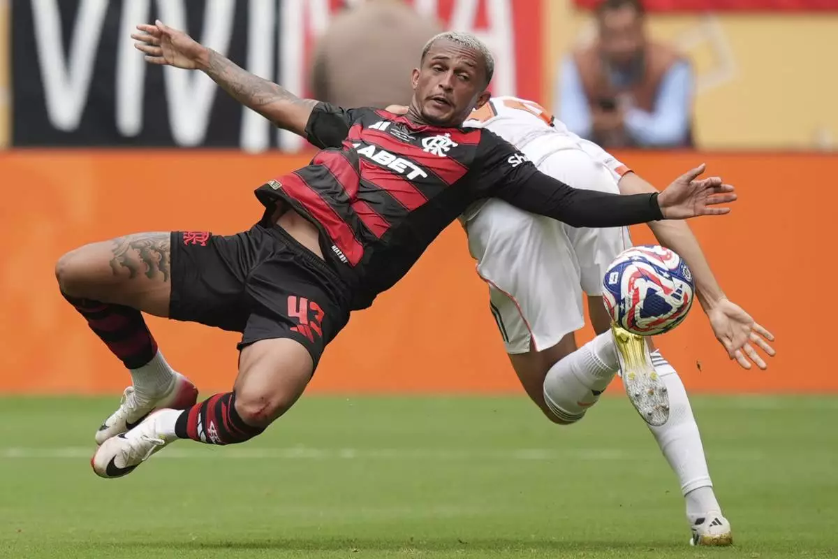 Flamengo's Wesley França, front, and Bayern Munich's Josip Stanisic battle for the ball during the Club World Cup round of 16 soccer match between CR Flamengo and Bayern Munich in Miami Gardens, Fla., Sunday, June 29, 2025. (AP Photo/Rebecca Blackwell)