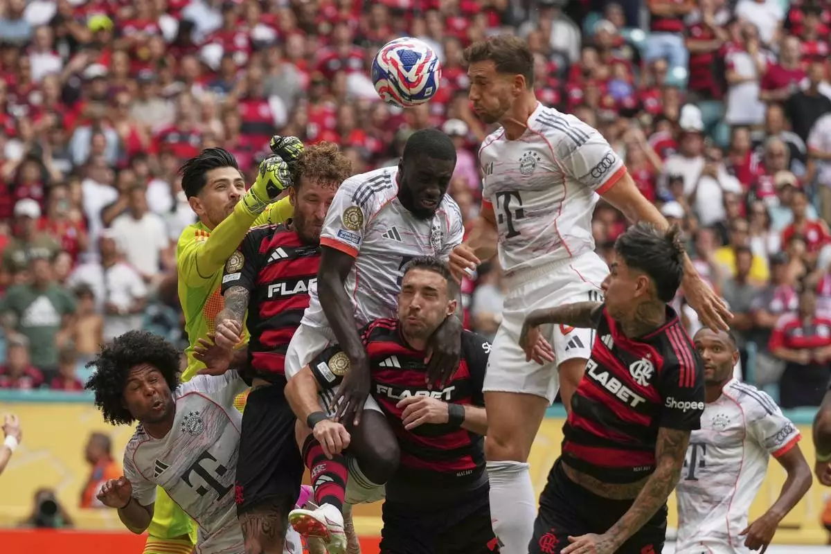 Bayern Munich's Leon Goretzka, top, heads a ball next to Flamengo's goalkeeper Agustin Rossi during the Club World Cup round of 16 soccer match between CR Flamengo and Bayern Munich in Miami Gardens, Fla., Sunday, June 29, 2025. (AP Photo/Rebecca Blackwell)