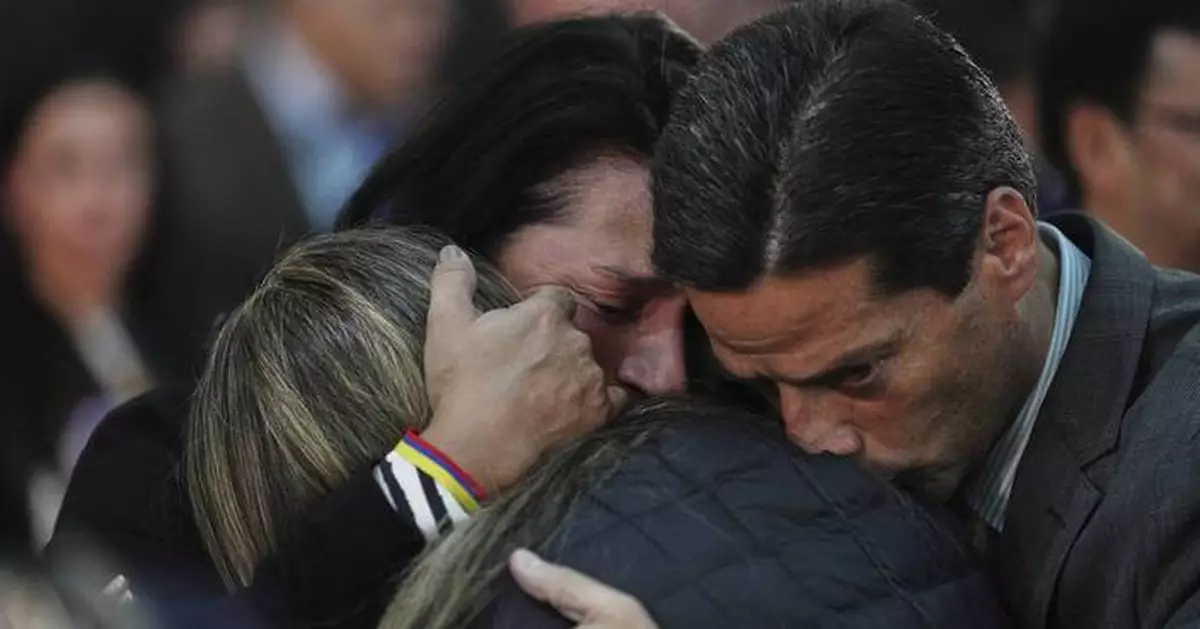 AP PHOTOS: Colombians pray for Sen. Miguel Uribe Turbay after assassination attempt