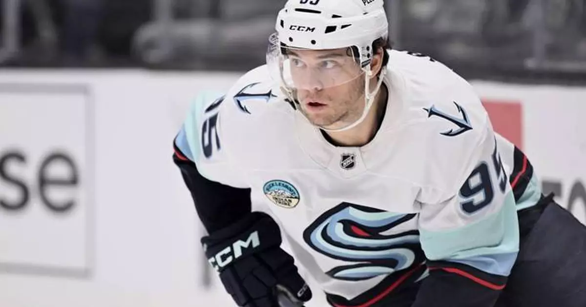 Blackhawks acquire Andre Burakovsky from Kraken in exchange for fellow forward Joe Veleno