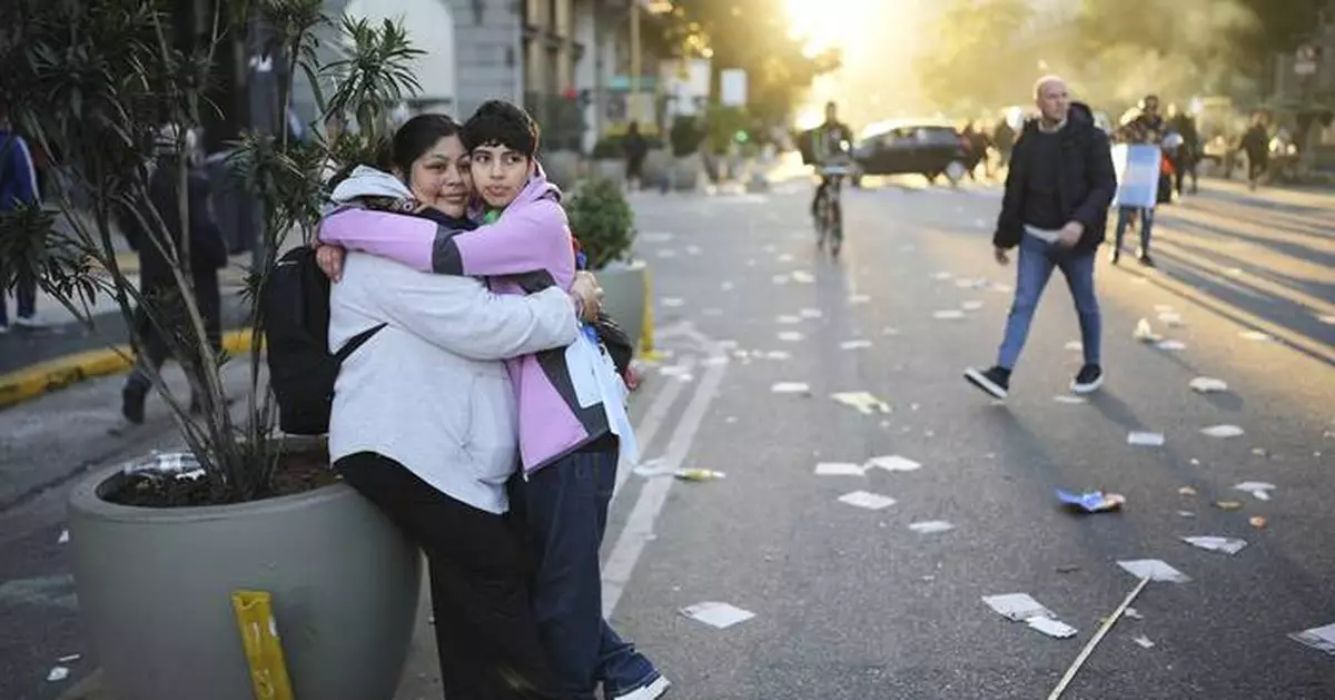 Large crowds protest in support of Argentine ex-President Fernández as she starts house arrest