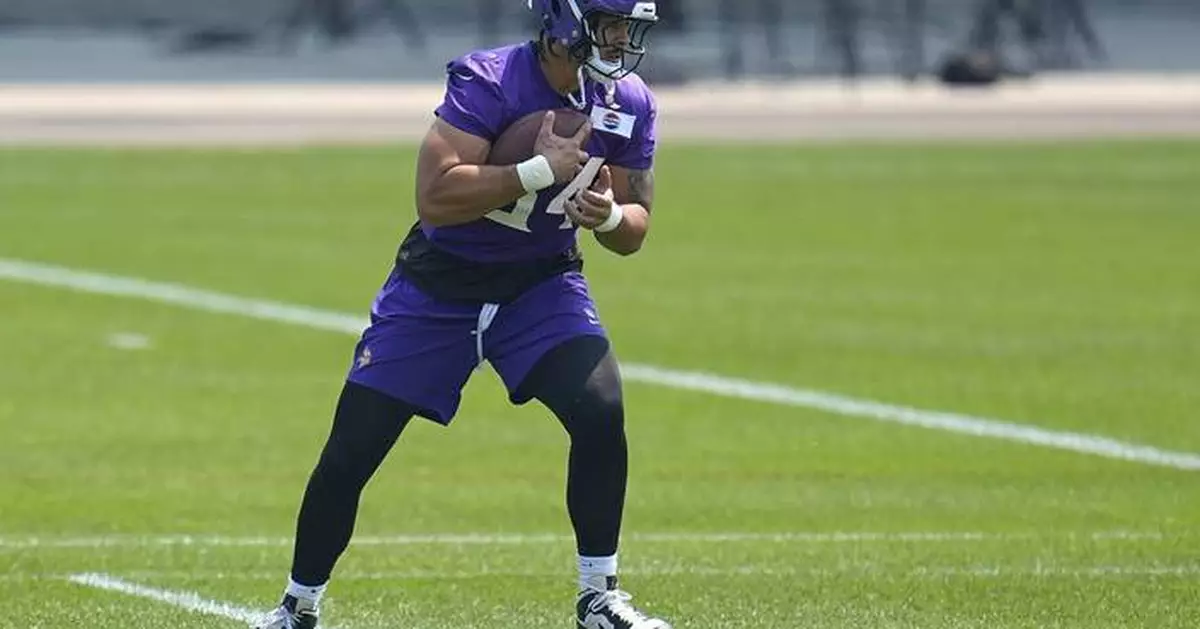 Vikings agree to 3-year contract with TE Josh Oliver, ease LT Christian Darrisaw back into practice