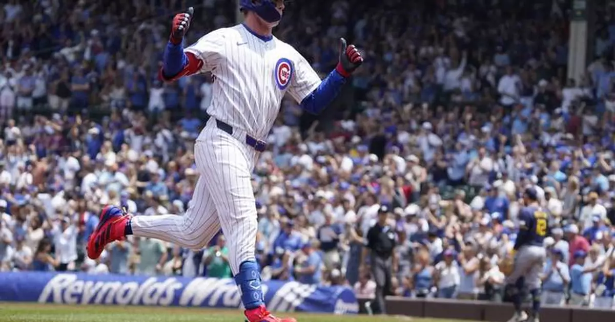 Fan climbs netting at Wrigley Field to retrieve Sal Frelick's bat