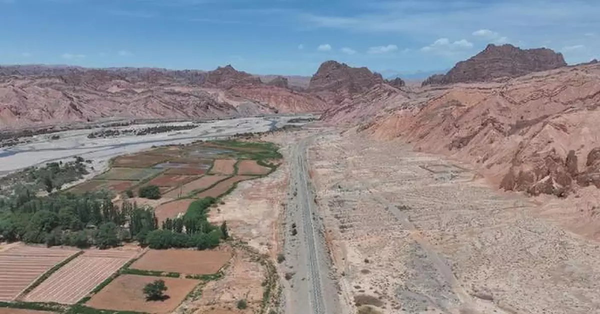 Tourists flock to scenic highway in Xinjiang as travel season begins