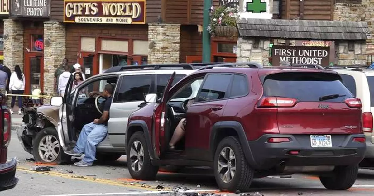 Crash on pedestrian-heavy main strip in Tennessee tourist town of Gatlinburg injures 7